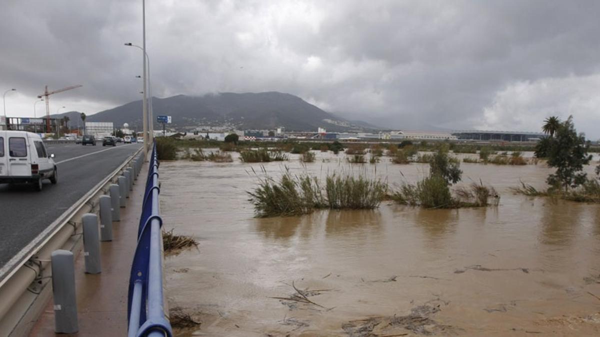 Imagen de la desembocadura de Guadalhorce en el temporal de febrero de 2010.