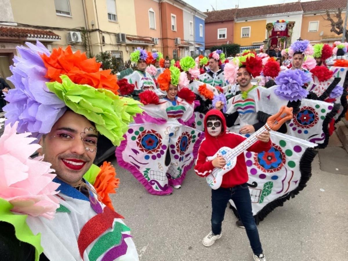 Integrantes de la falla Colònia Ana Sanchis, antes de la cabalgata, en una imagen de archivo.