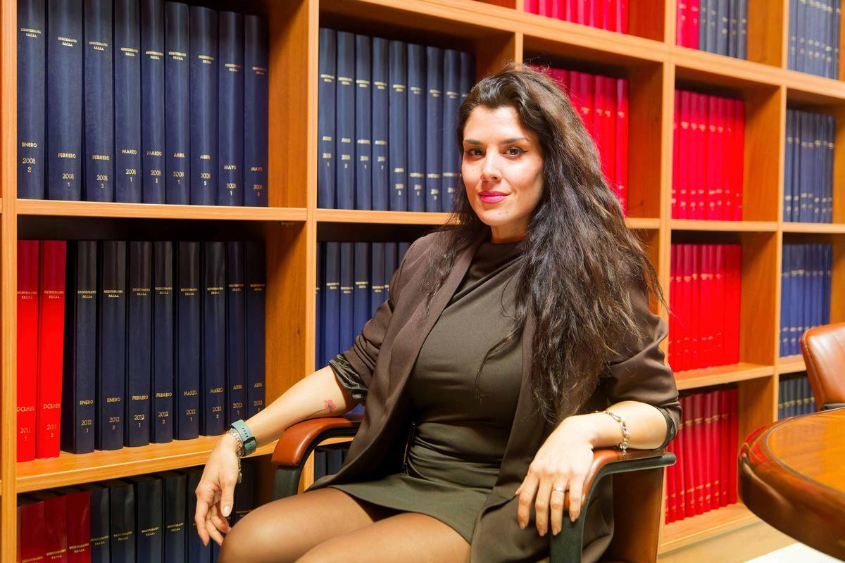 Ana Covandoga es, además de escritora, inspectora de la Policía Nacional y psicóloga.