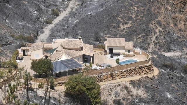 Terrenys calcinats en l’incendi forestal, a 10 de juliol del 2026, a Los Gallardos, Almeria, Andalusia (Espanya).