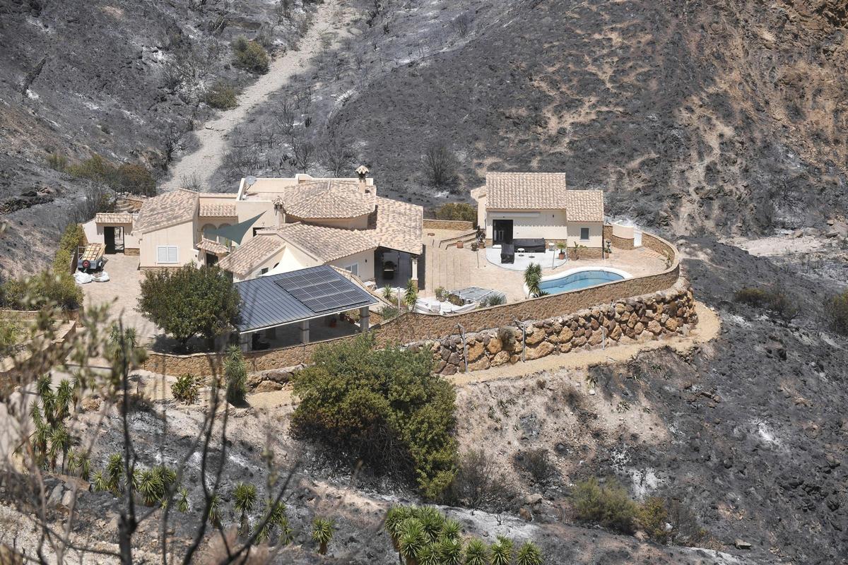 L’incendi de Los Gallardos va arribar a avançar a cent metres per minut i ja arriba a les 6.600 hectàrees cremades