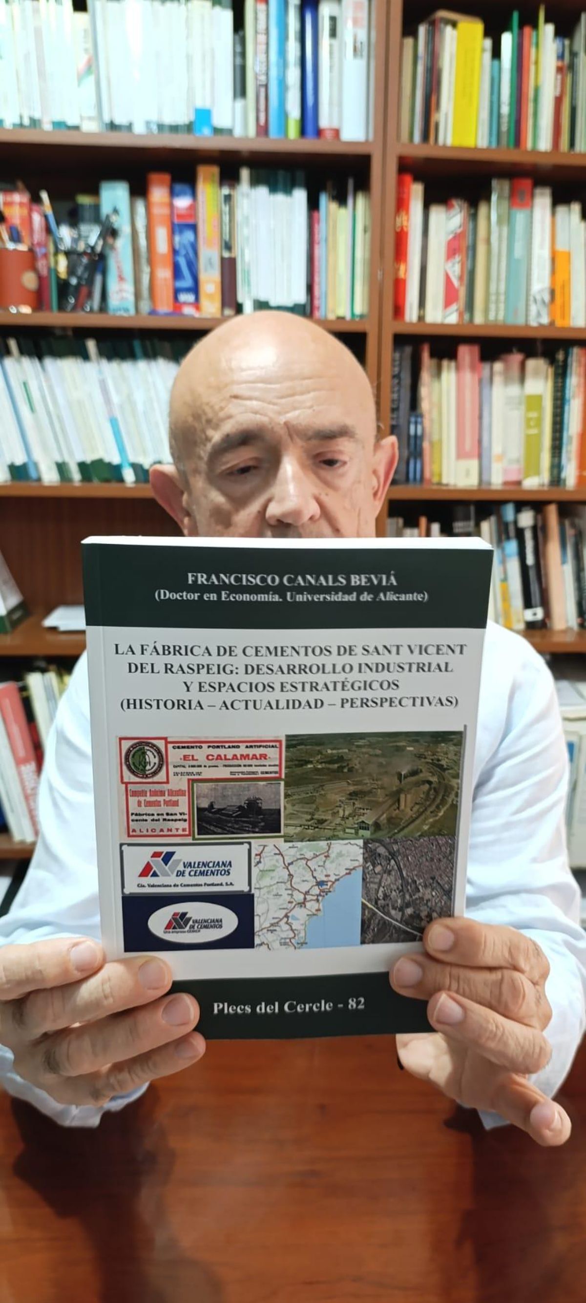 Canals muestra la portada del libro