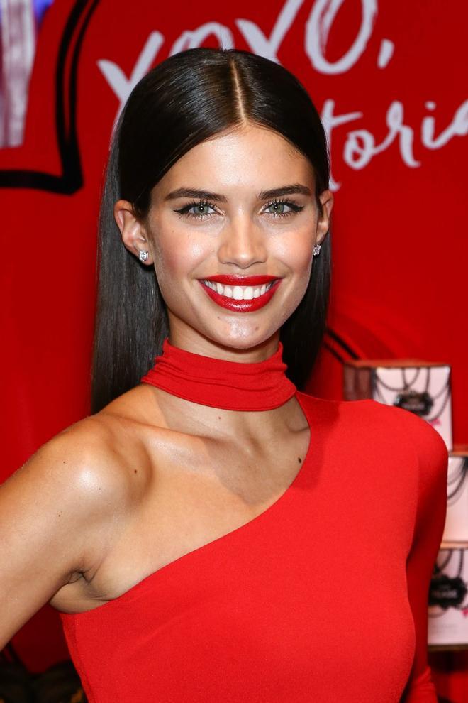 Sara Sampaio optó por el pelo liso