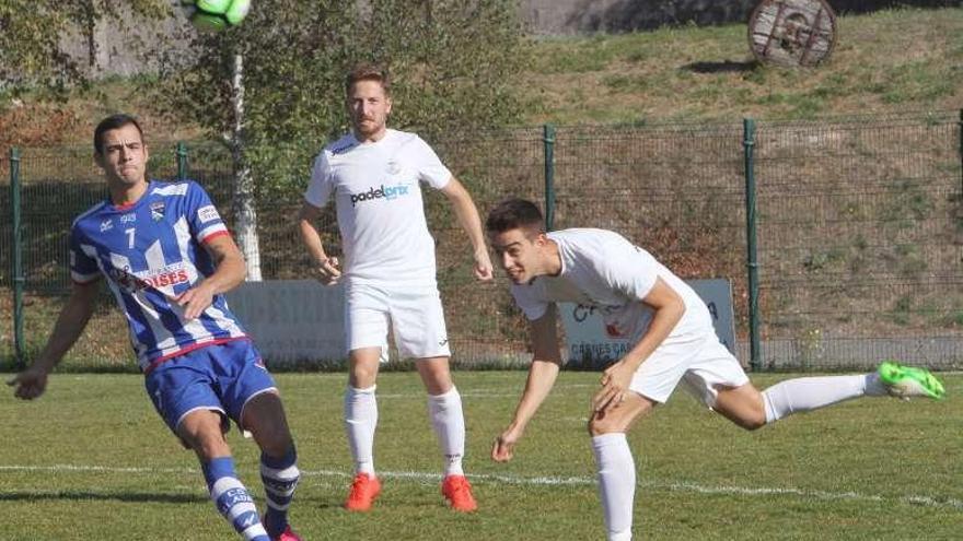 Un instante del partido de ayer en A Tella. // Iñaki Osorio