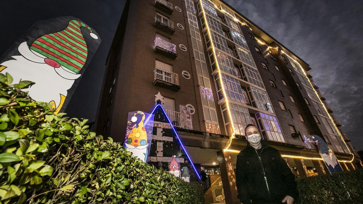 Así han decorado su edificio los vecinos de La Corredoria