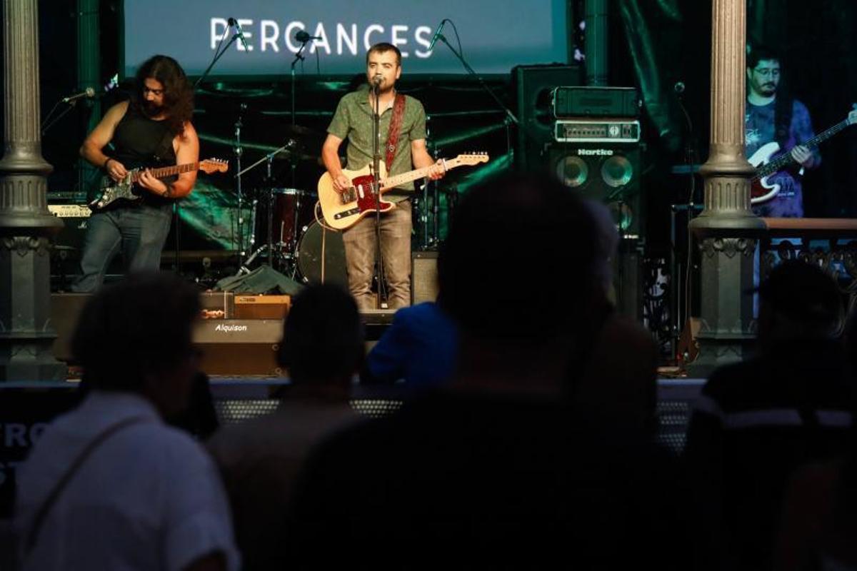 Juaco Vil y «Los Percanes», anoche, en el kiosco del parque del Muelle.