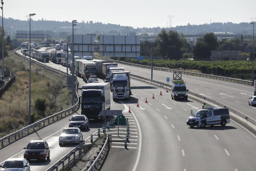 Accidente en la A-7 tras volcar un camión