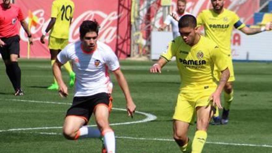 El bigoleador Fran Navarro pelea el balón con Jairo Bueno.