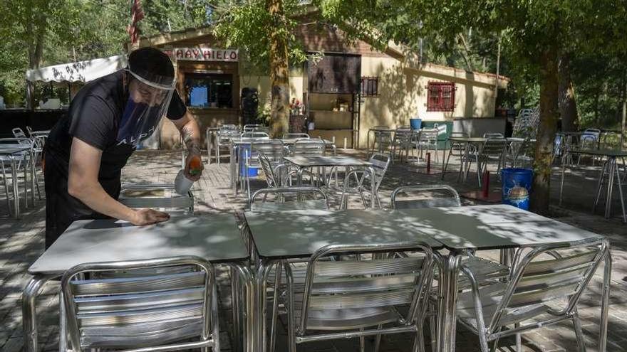 Alberto Alfonso coloca las primeras mesas y sillas de su establecimiento en La Aldehuela.