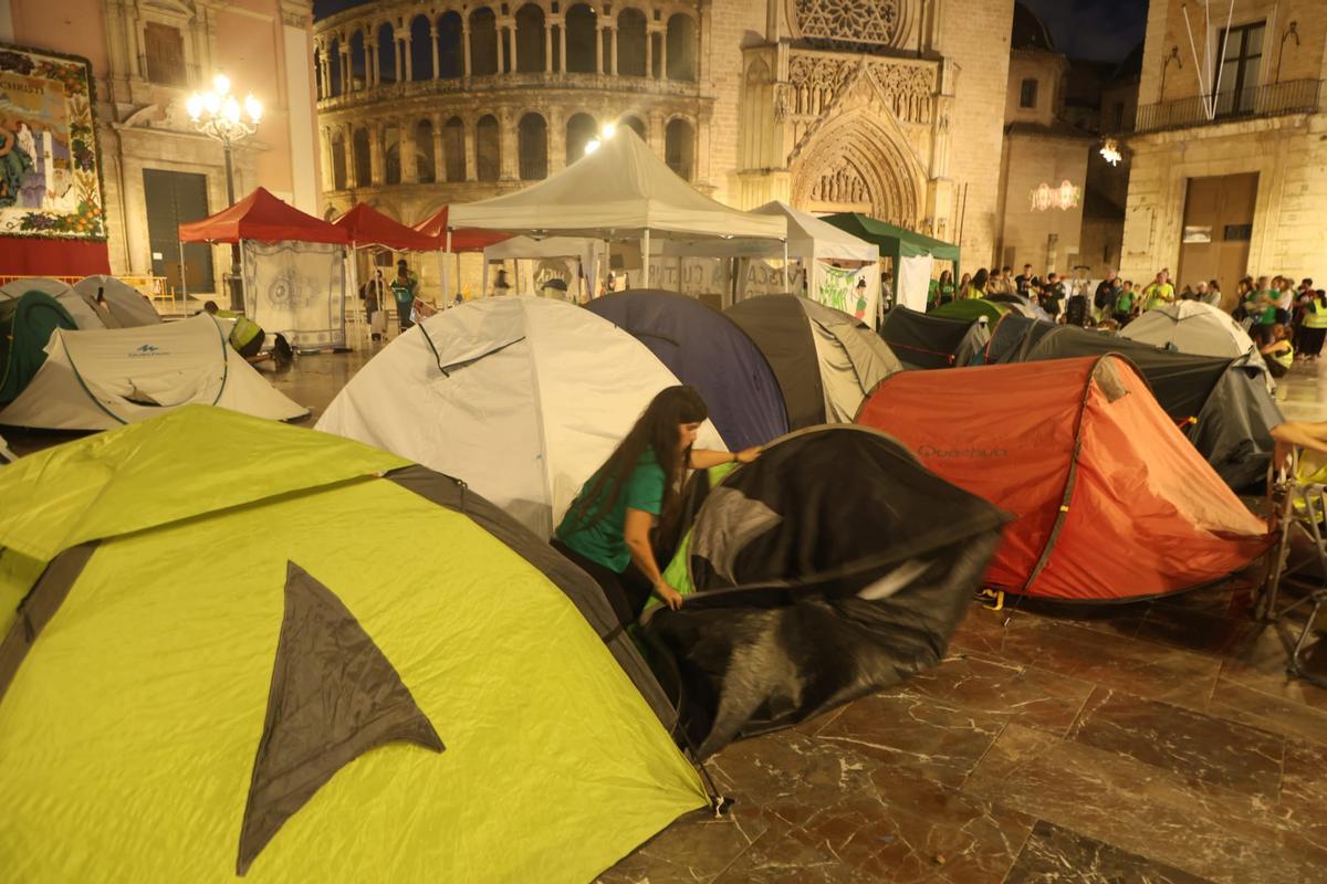 Se levanta la acampada de los docentes en plaza de la Virgen tras nueve días y la suspensión de la huelga