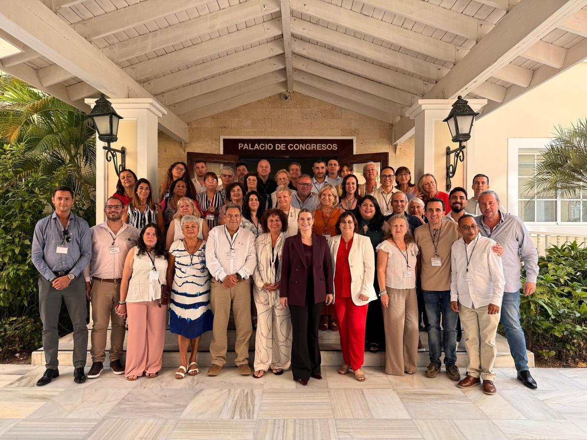 La presidenta del Govern balear, Marga Prohens, junto a miembros de las Cases de Baleares.