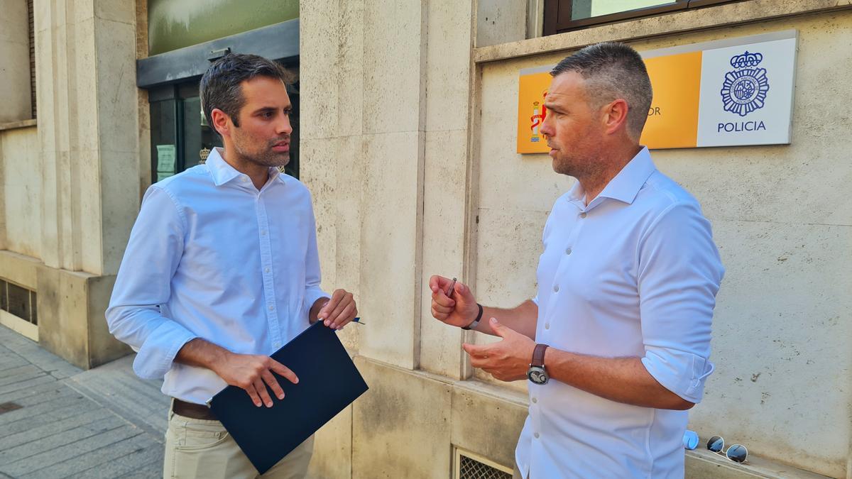 El alcalde José Francisco García, junto al concejal de Seguridad Ciudadana, José Santiago Villa, tras la reunión mantenida en Murcia