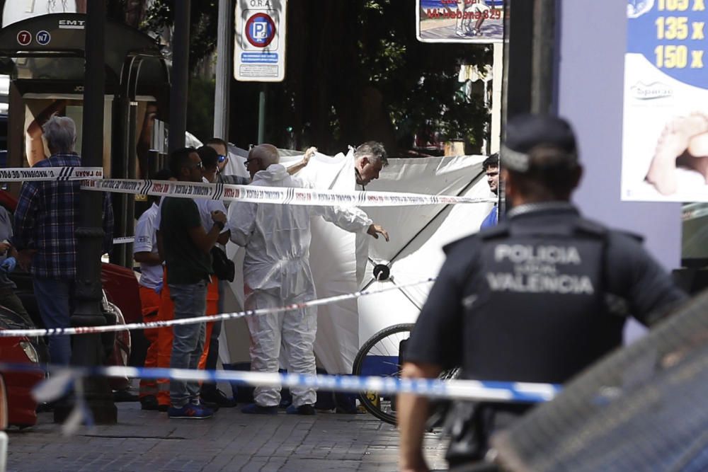 Muere un policía en Valencia apuñalado por el sospechoso del crimen de la maleta