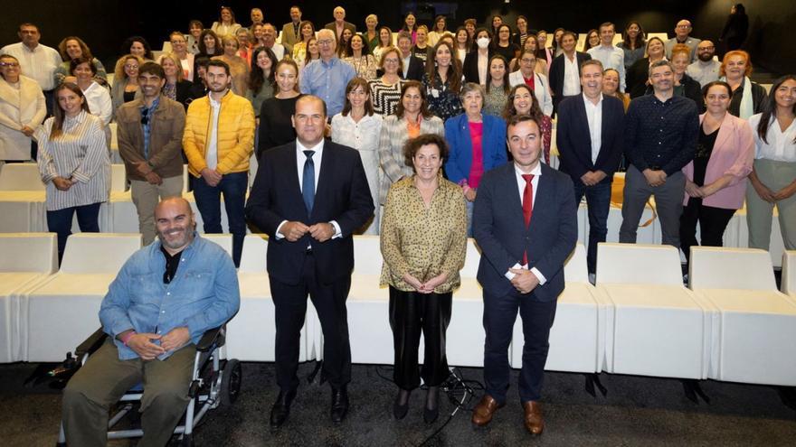 Manuel Afonso (i), Joana Prats y Mauricio González (d) durante el acto de presentación de esta iniciativa. | | E.D.