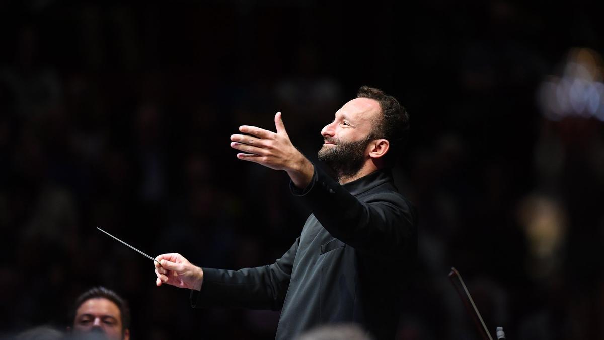 Kirill Petrenko dirigiendo la Filarmónica de Berlín.