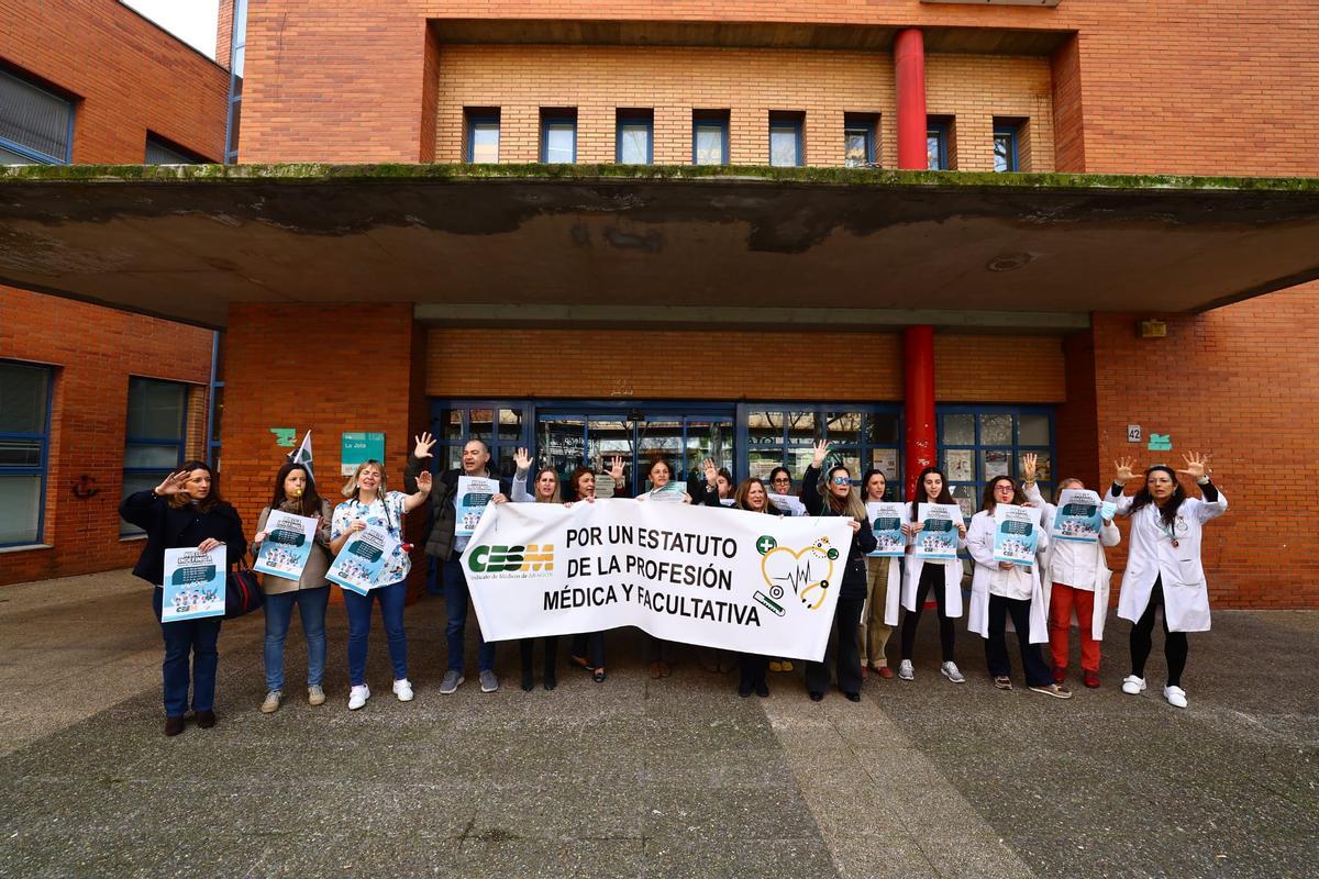 Concentración a las puertas del centro de salud de La Jota en el tercer día de huelga.