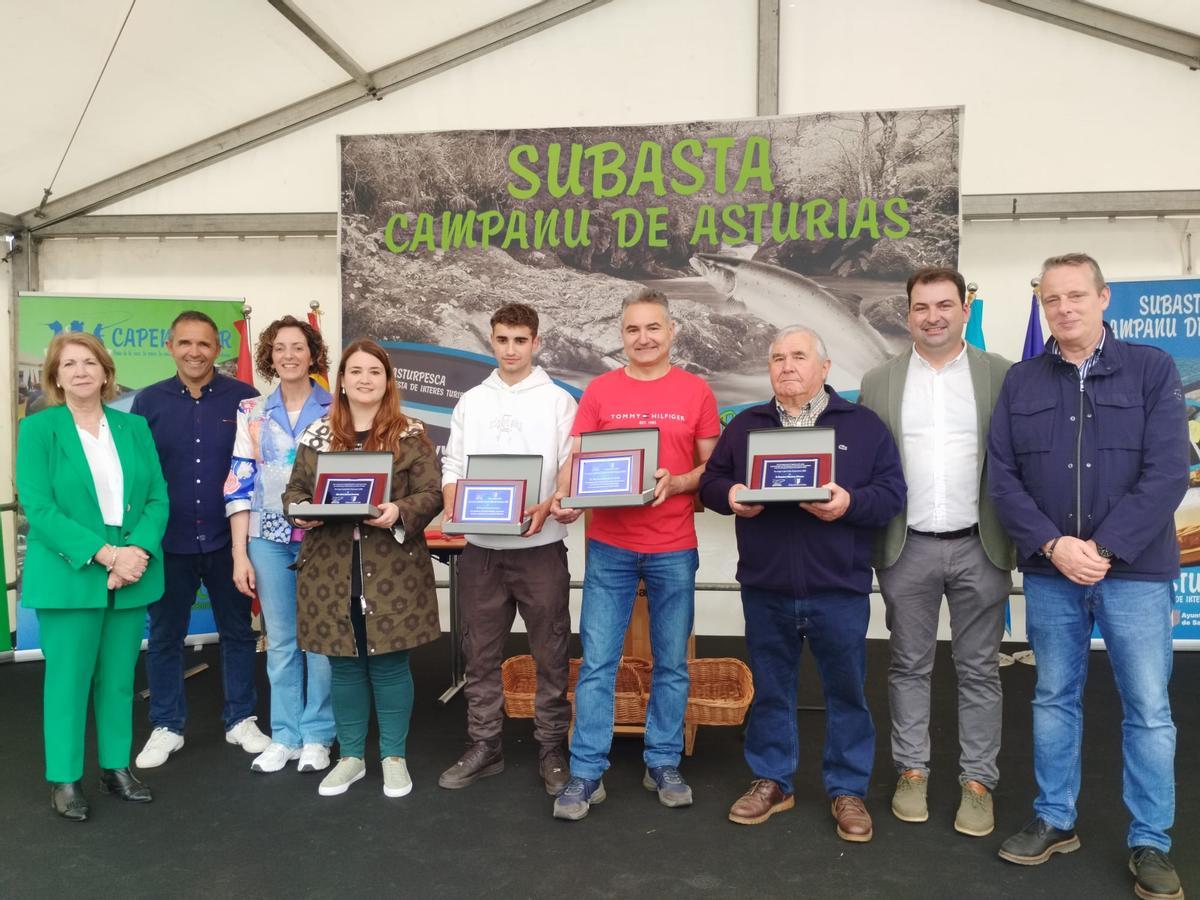 Por la izquierda, la vicepresidenta de la Junta, Celia Fernández, el presidente de la Sociedad de Pescadores "Las Mestas del Narcea", Enrique Berrocal, la directora de la Feria del Salmón, Ángeles Fernández, los premiados, María Martínez, Enol Álvarez, Marino Álvarez y Francisco Martínez; el alcalde de Salas, Sergio Hidalgo, y el consejero de Medio Rural, Marcelino Marcos.