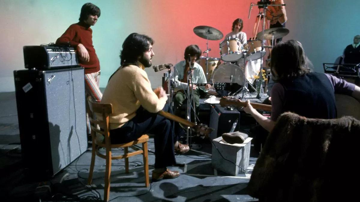 Los Beatles y el productor Glyn Johns (izquierda), en una imagen de &#039;Let it be&#039;.