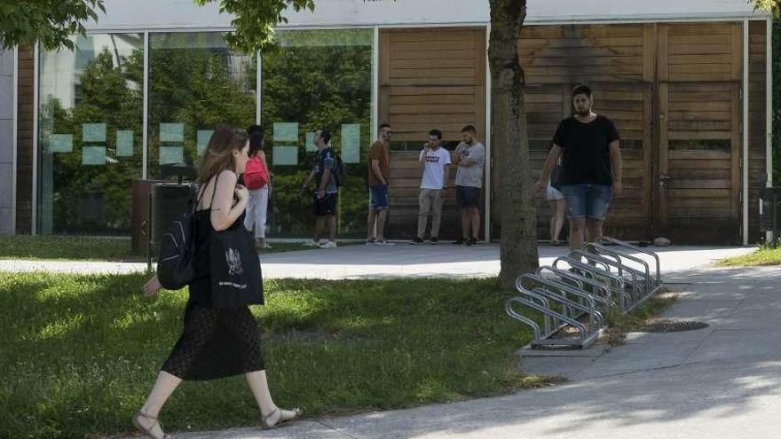 Estudiantes en el campus de Ourense. // Enzo Sarmiento