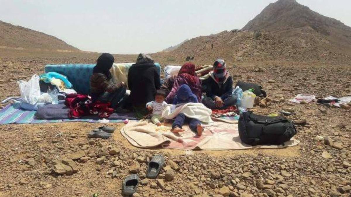 Mujeres y niños sirios en las afueras de Figuig (Marruecos), en el Sáhara, en una especie de tierra de nadie en la frontera con Argelia.