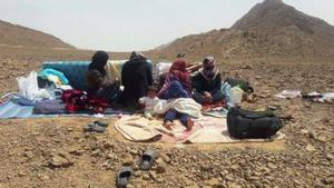 Mujeres y niños sirios en las afueras de Figuig (Marruecos), en el Sáhara, en una especie de tierra de nadie en la frontera con Argelia.