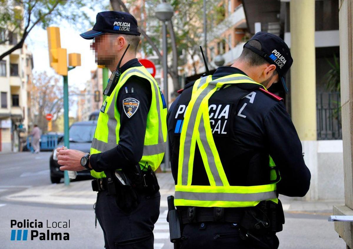 Agentes de la Policía Local de Palma durante una actuación.