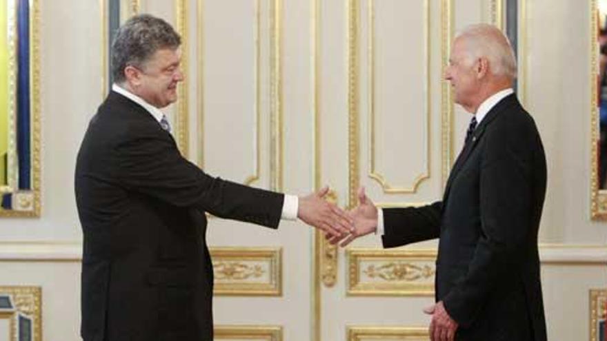 Poroshenko, con el videpresidente de EEUU, Biden.