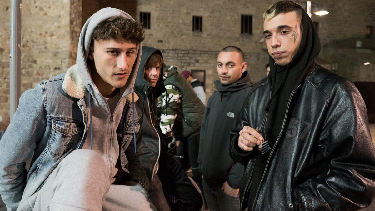 En primer plano, Yung Beef y Kaydy Cain (Dani Gómez), parte de PXXR GVNG, junto a sus colegas Fabio y Hakim, en la plaza del Macba el 5 de enero del 2016.