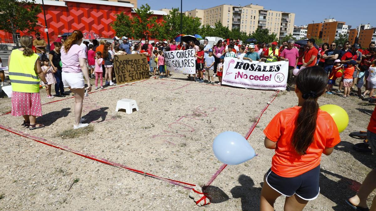 Protesta de los vecinos de Rosales del Canal en el solar donde irán las 192 nuevas viviendas públicas, este domingo.