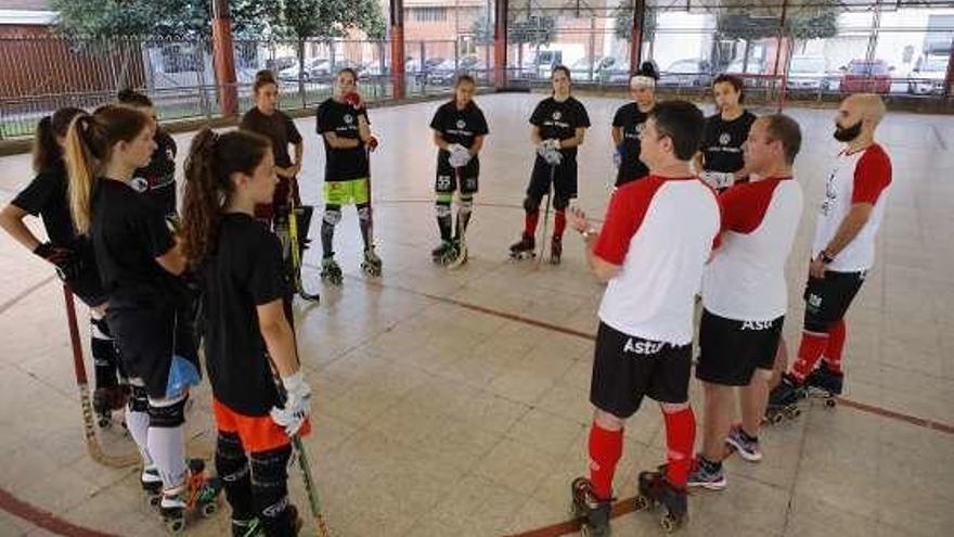 Sierra se dirige a las jugadoras antes del primer entrenamiento.