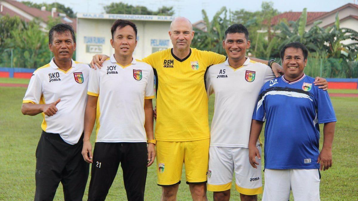 Rafa Berges, con el cuerpo técnico del Mitra Kukar en su etapa en Indonesia.