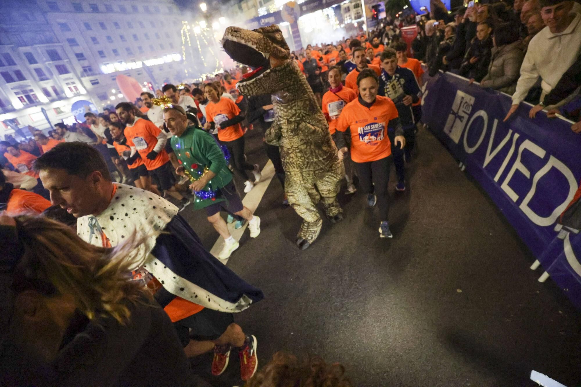 EN IMÁGENES: Alejandro Onís y Mariam Benkert saltan del segundo al primer puesto en la San Silvestre de Oviedo