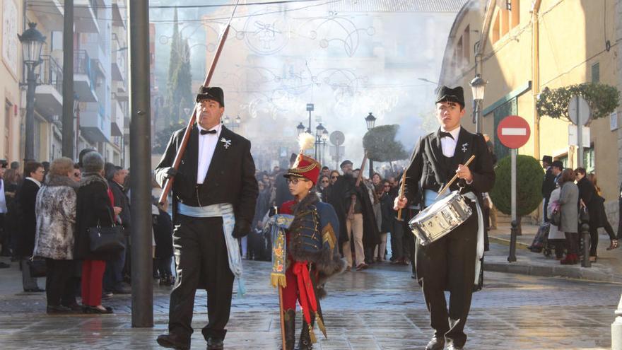 Mayordomos, pajes, alabarderos y arcabuceros, durante la Bajada de la Patrona del pasado año.