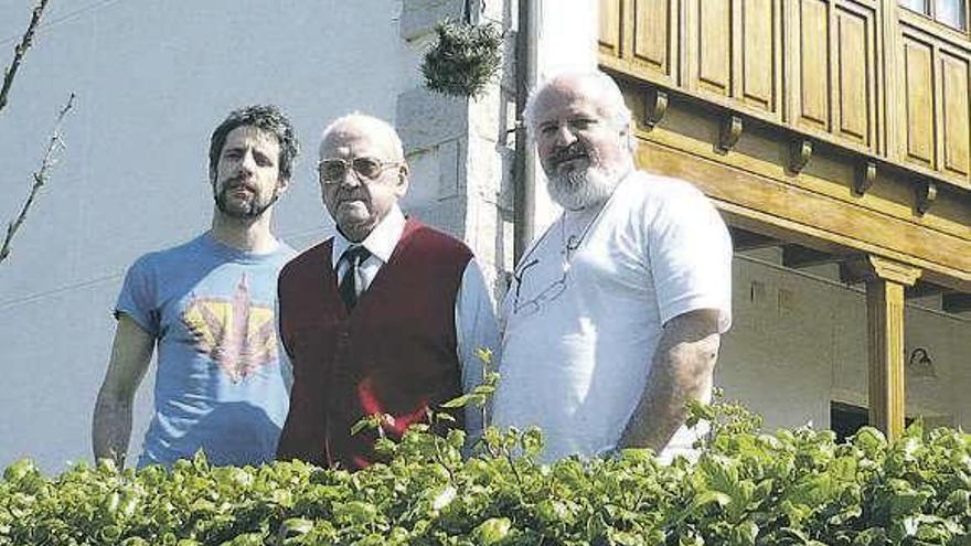 Sergio, Jesús y Chus Rodríguez, delante de la casa familiar en Arnao.