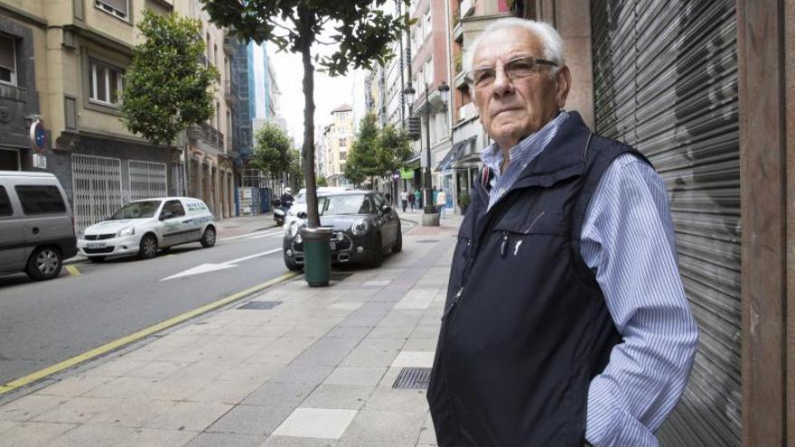 Paco Martínez-Guisasola, en la calle Melquiades Álvarez, en una imagen de 2017. | Miki López