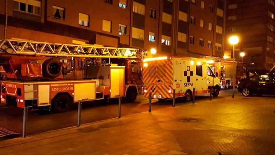 Los bomberos y los sanitarios, ante el edificio afectado en la calle Sánchez Ocaña.