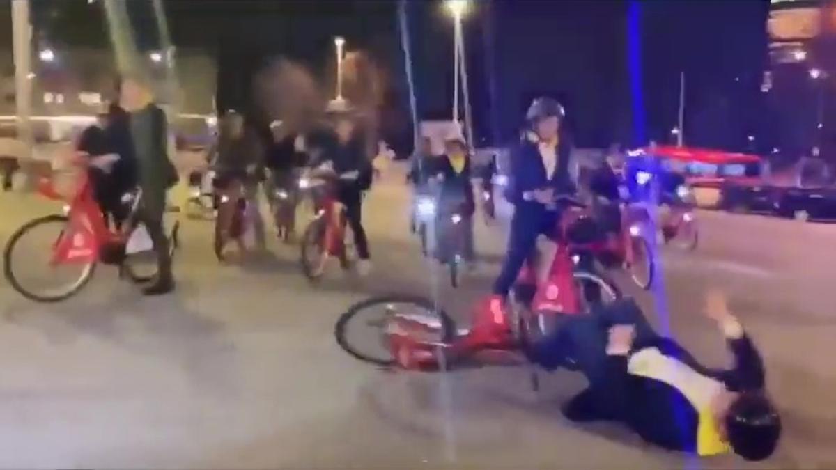 El alcalde de Bilbao se cae de la bici en una marcha ciclista por la llegada del Tour de Francia