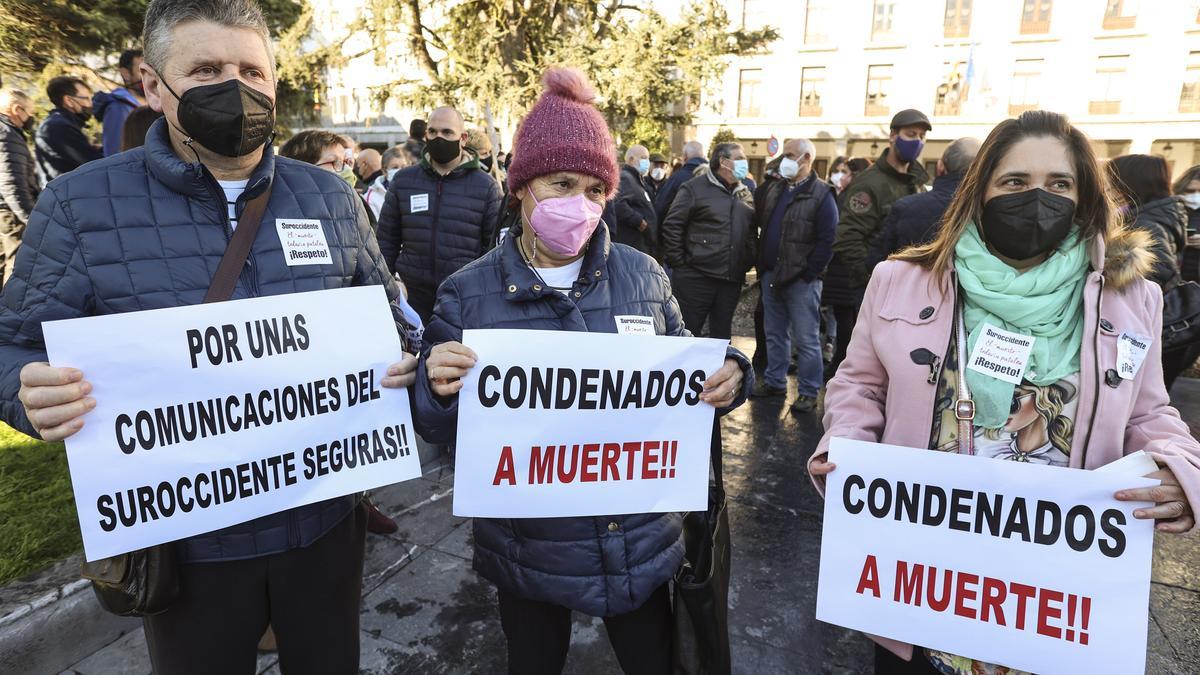 Concentración en Oviedo por el futuro del Suroccidente