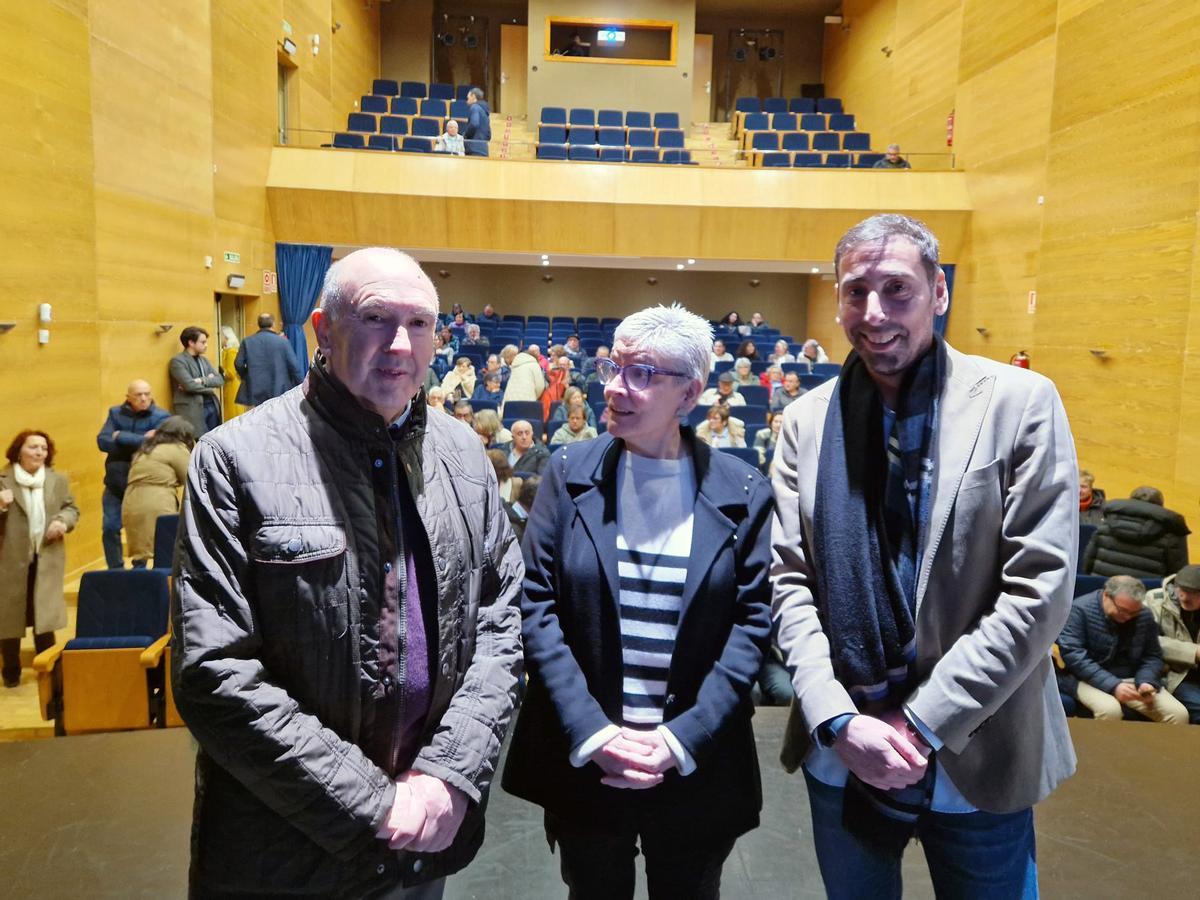 Por la izquierda, el presidente de la Asociación Arcángel San Miguel, David González; la consejera de Salud, Concepción Saavedra, y el gerente del área sanitaria, Pedro Jiménez, antes de iniciar la charla.