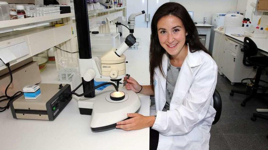 La bióloga y divulgadora Alba Aguión, en su laboratorio, en el nuevo Cacti del campus vigués. // Marta G. Brea
