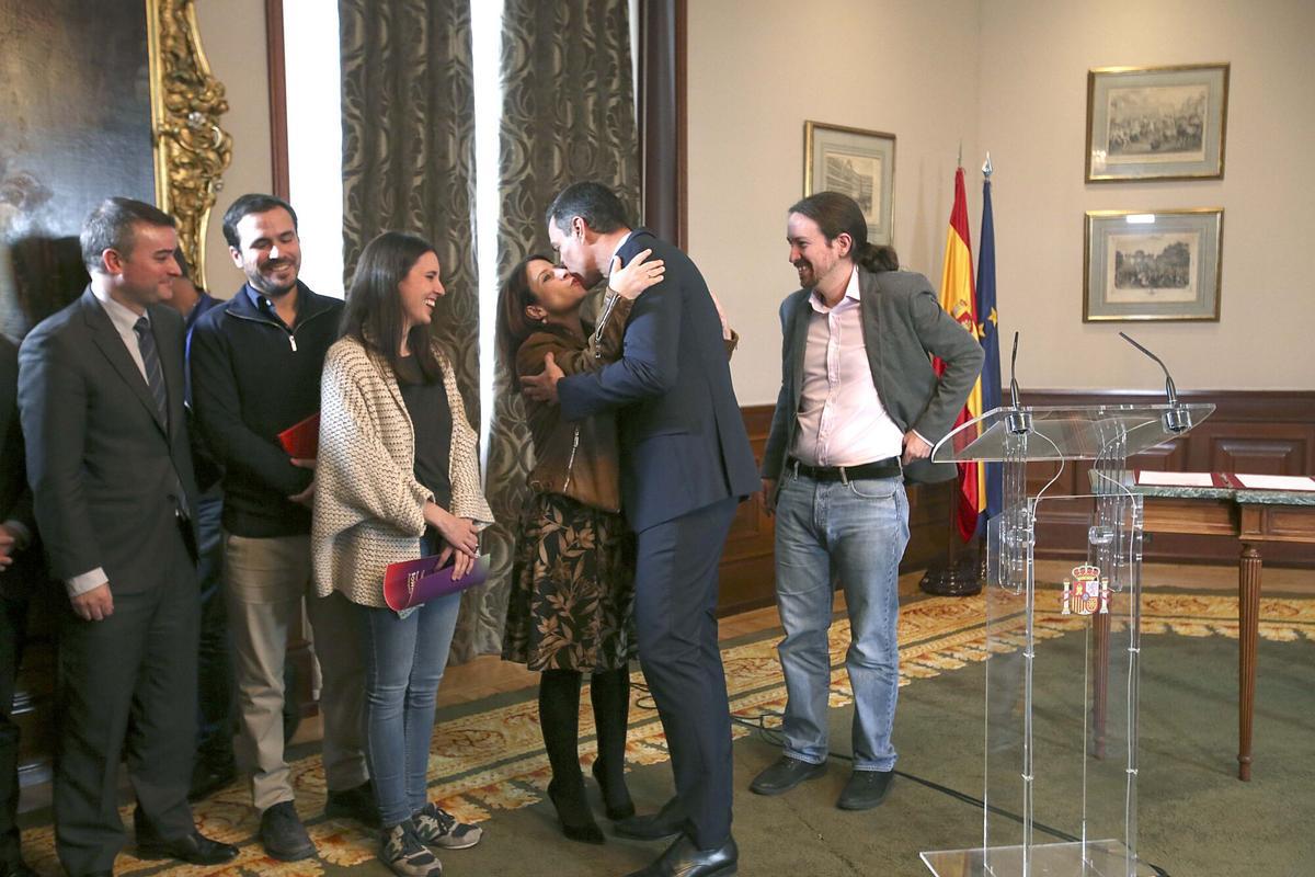 sancMADRID 12/11/2019 POLITICA el Presidente del Gobierno en funciones Pedro Sanchez y el secretario general de Unidas Podemos Pablo Iglesias durante la declaraci?n conjunta que ofrecieron este mediod?a en el Congreso de los Diputados , en la imagen Sanchez saluda a Adriana Lastra que junta a ella esta Irene Montero , Ivan Redondo . Imagen DAVID CASTRO