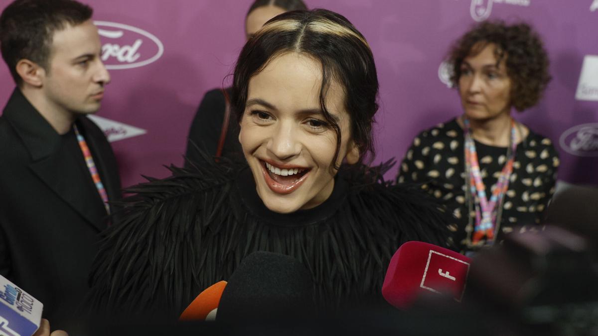 La cantante Rosalía atiende a la prensa a su llegada a la gala de LOS40 Music Awards 2025, en el Roig Arena de Valencia.