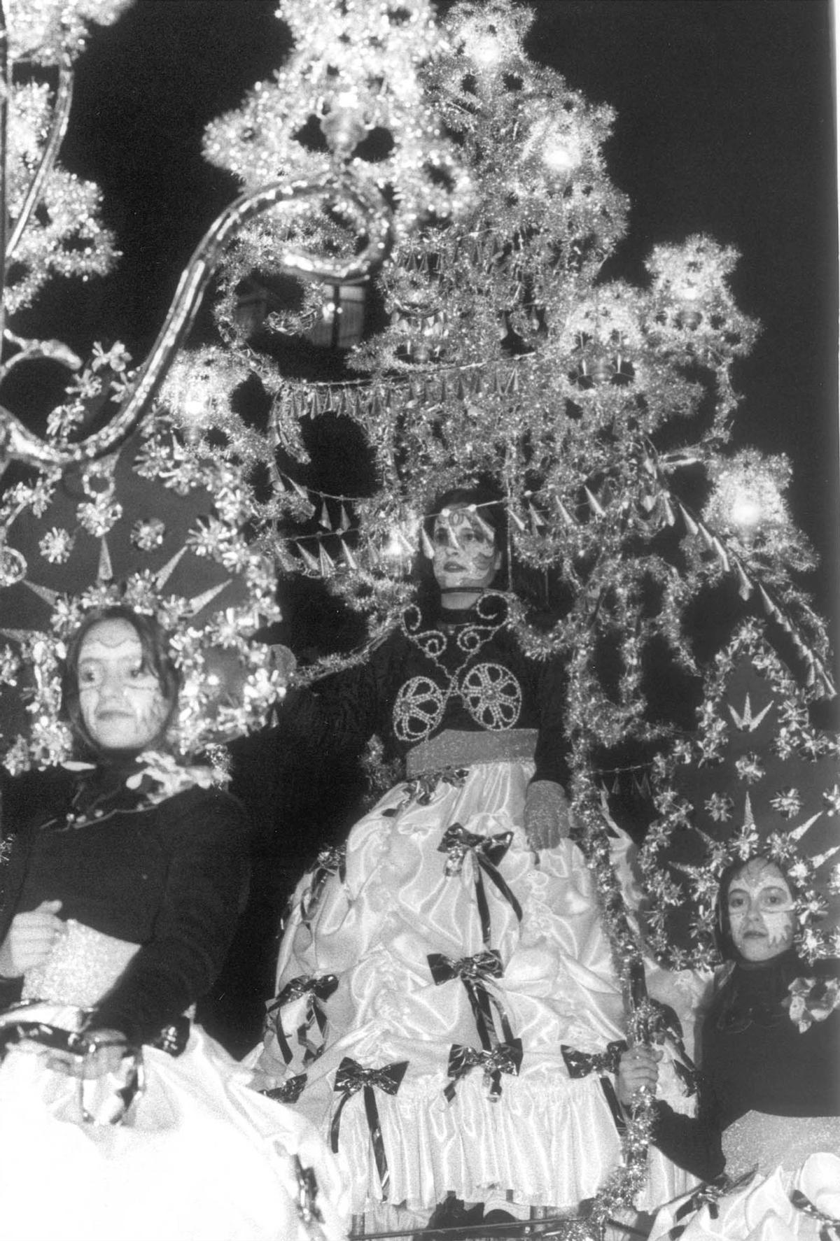 La comparsa de Travesía de Vigo con los trajes de lámparas, encendidos a pilas, con los que ganaron el primer premio en 1996.