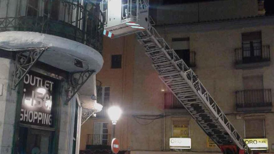 Los bomberos actúan en un desprendimiento de fachada en la Plaza Mayor.