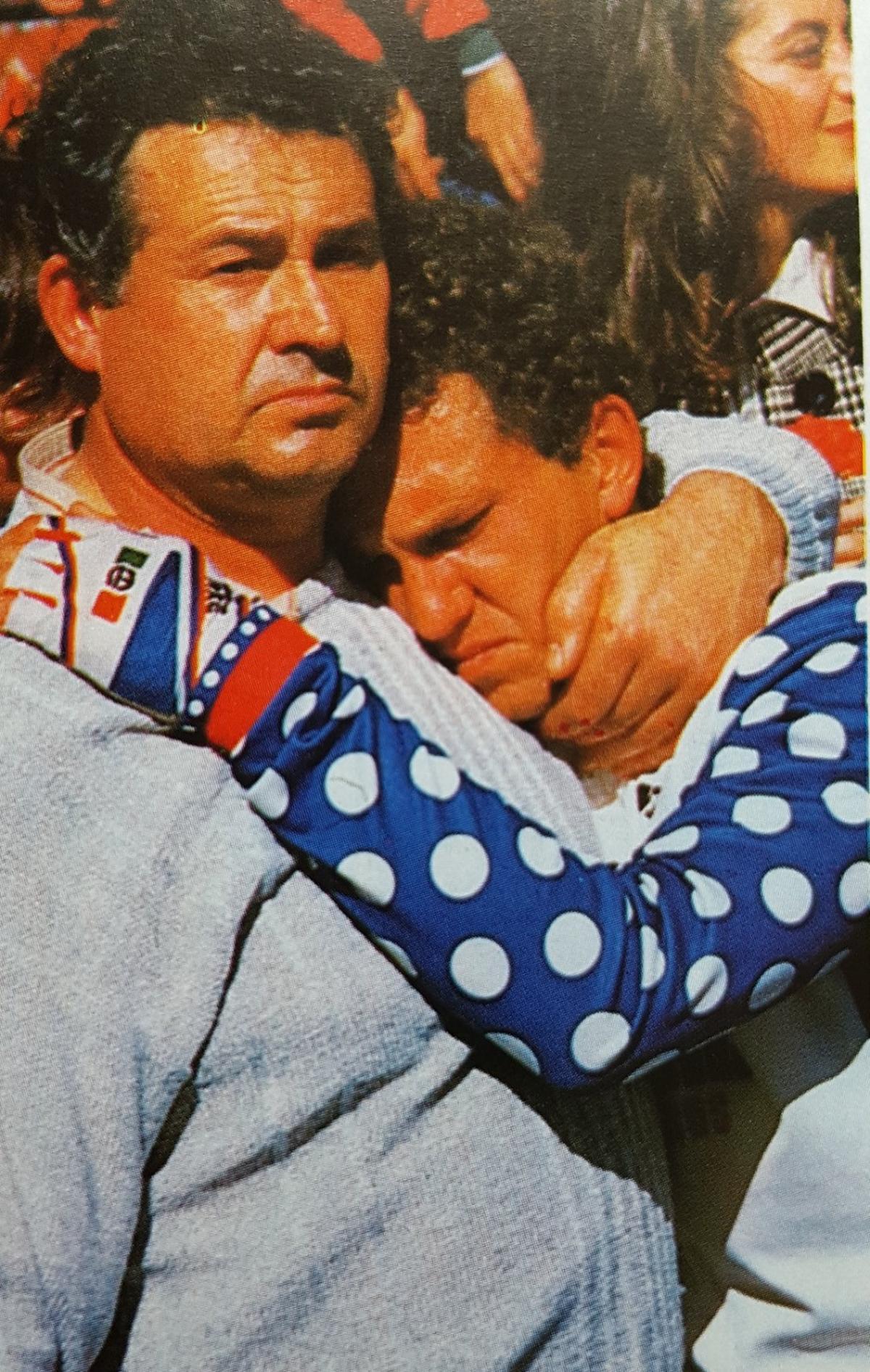 Susu Blanco se abraza a su padre en su época en el equipo Teka.