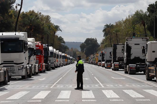 Medio millar de camiones marchan en Córdoba por la huelga de transportistas
