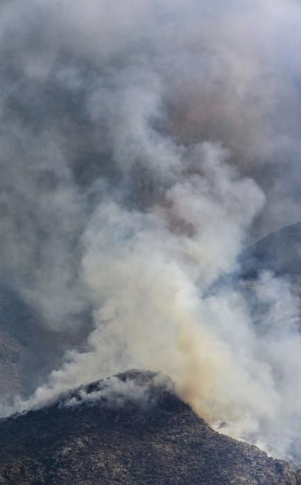 TEJEDA. Incendio en La Cumbre, vista desde el Bentayga cuenca de Tejeda.  | 11/08/2019 | Fotógrafo: José Pérez Curbelo