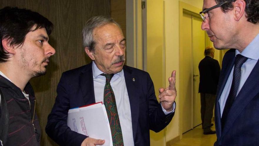 El edil Ignacio Fernández y el alcalde ovetense, Wenceslao López, con el vicealcalde gijonés de Foro, Fernando Couto, antes de la reunión convocada por el Principado con los 29 municipios del área metropolitana.