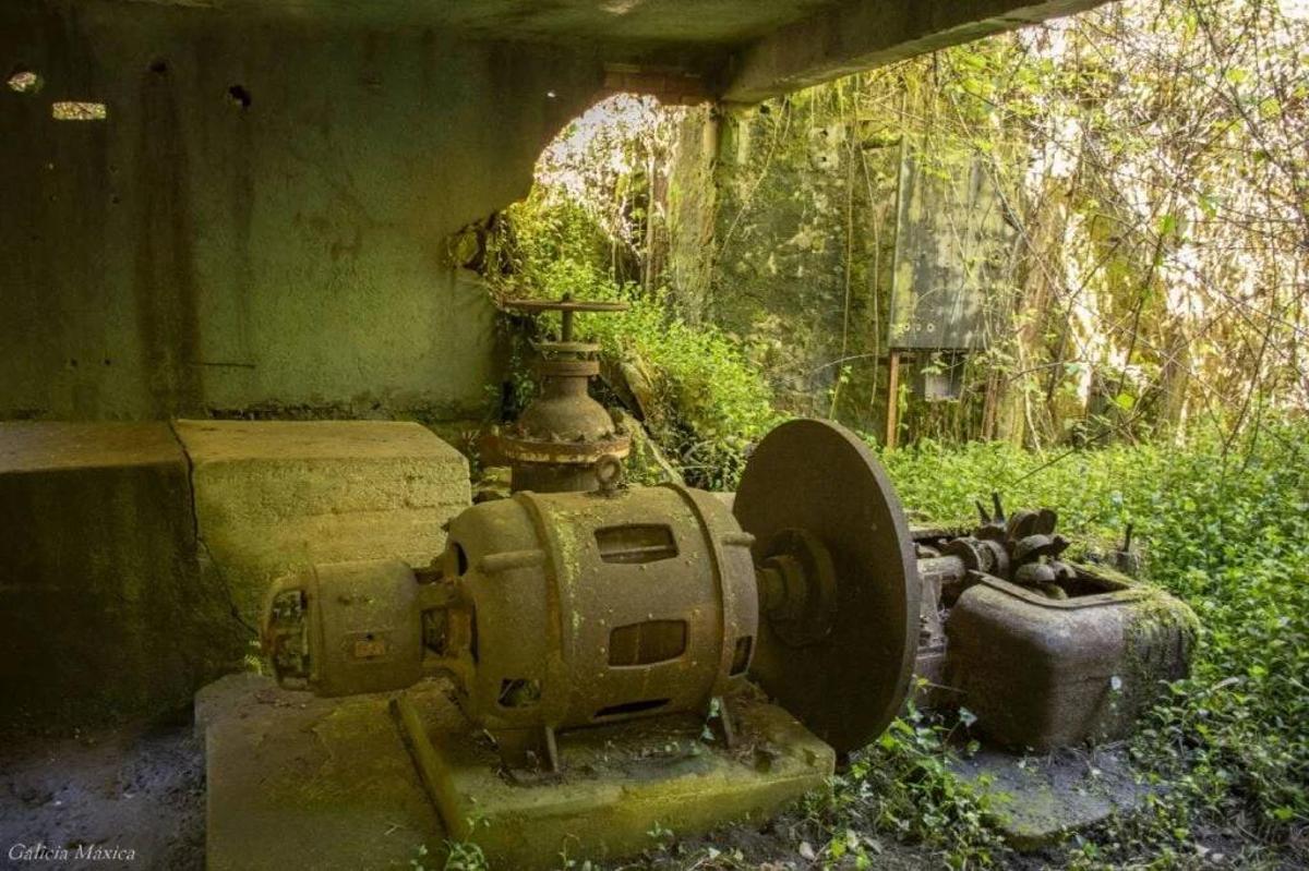 La maquinaria generadora de electricidad en la &quot;fábrica da luz&quot; de Gosolfre, en Mazaricos
