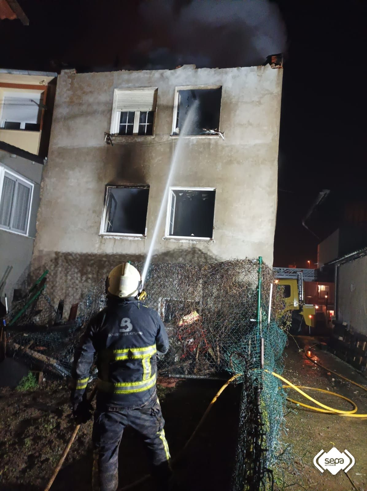 EN IMÁGENES: Muere una mujer y otra resulta herida grave en el incendio de una vivienda en Cangas del Narcea